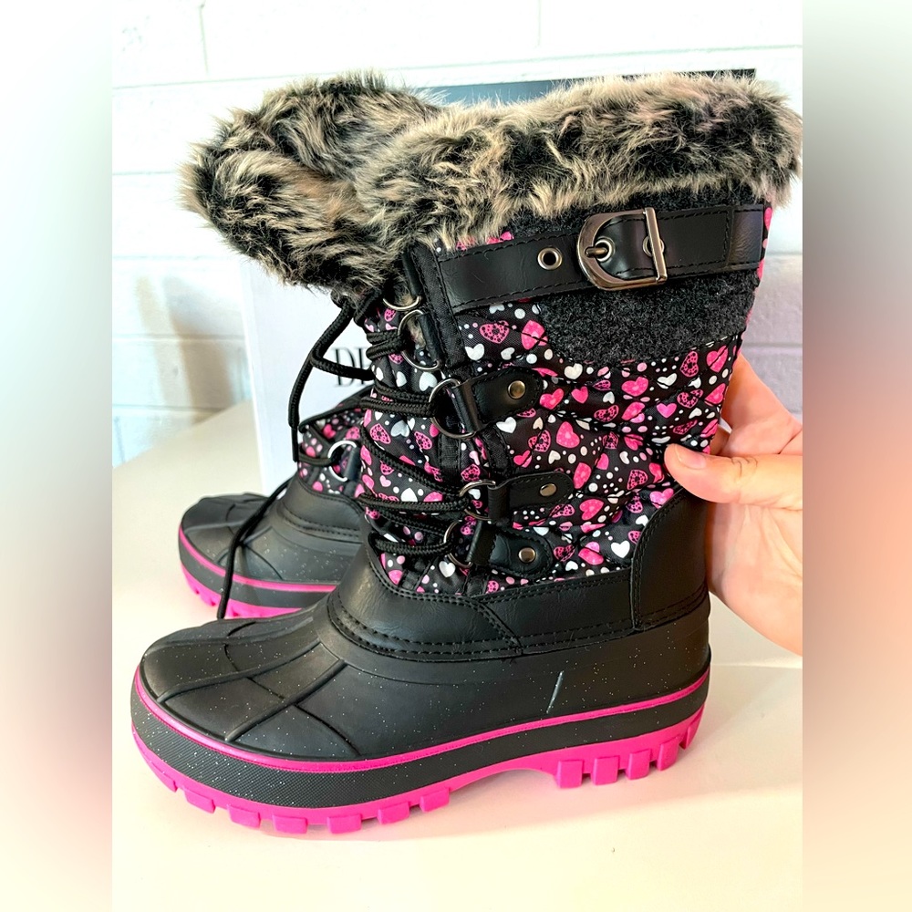 Girls NIB snow boots